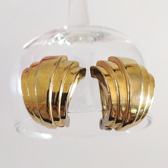 SOLD DO NOT PURCHASE Dior Signed Vintage Fan-Shaped Gold-Plated Clip Earrings - Picture 2 of 8